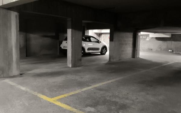 Stationnement à vendre    11 m2 Paris 20