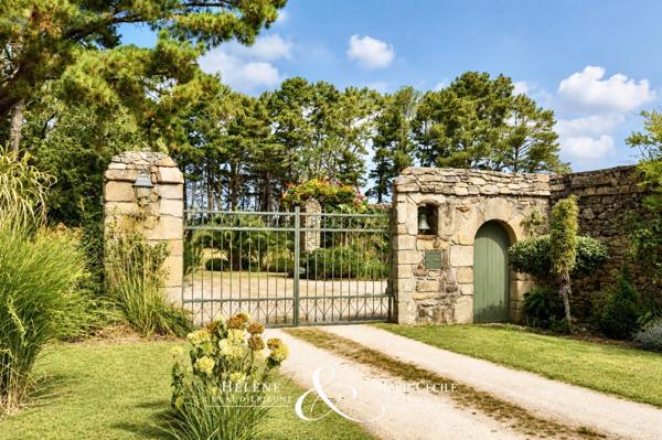 GOLFE DU MORBIHAN — DOMAINE HISTORIQUE D’EXCEPTION AVEC VUE ET ACCÈS DIRECT À L’EAU