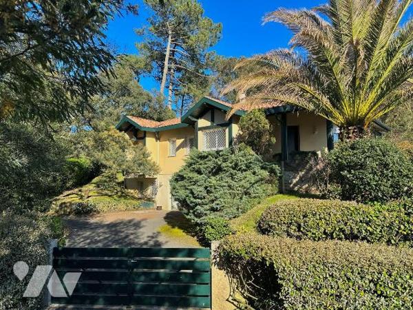 Charmante maison d'environ 172m² dessinée par l'architecte J-C Lamaison, édifiée en 1994 sur un...