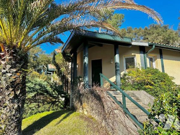 Charmante maison d'environ 172m² dessinée par l'architecte J-C Lamaison, édifiée en 1994 sur un...