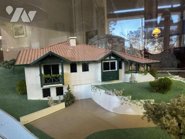 Charmante maison d'environ 172m² dessinée par l'architecte J-C Lamaison, édifiée en 1994 sur un...