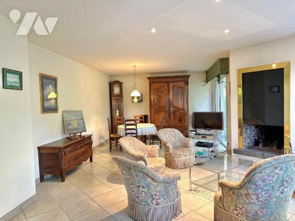 Charmante maison d'environ 172m² dessinée par l'architecte J-C Lamaison, édifiée en 1994 sur un...