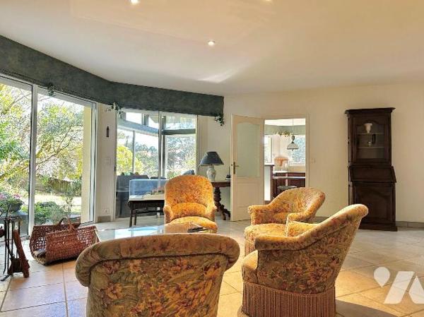 Charmante maison d'environ 172m² dessinée par l'architecte J-C Lamaison, édifiée en 1994 sur un...