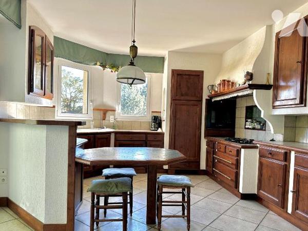 Charmante maison d'environ 172m² dessinée par l'architecte J-C Lamaison, édifiée en 1994 sur un...