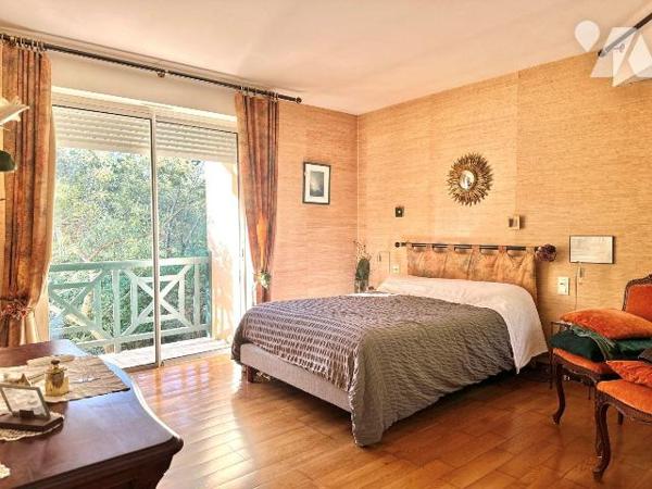 Charmante maison d'environ 172m² dessinée par l'architecte J-C Lamaison, édifiée en 1994 sur un...