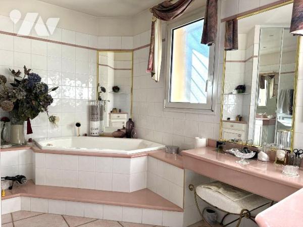 Charmante maison d'environ 172m² dessinée par l'architecte J-C Lamaison, édifiée en 1994 sur un...