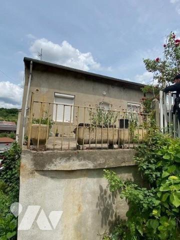 En exclusivité, maison de ville mitoyenne avec grande terrasse de 50m² environ et dépendances, da