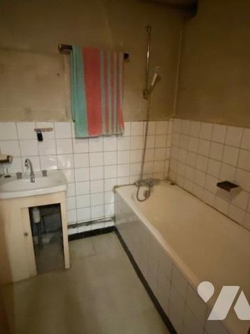 En exclusivité, maison de ville mitoyenne avec grande terrasse de 50m² environ et dépendances, da