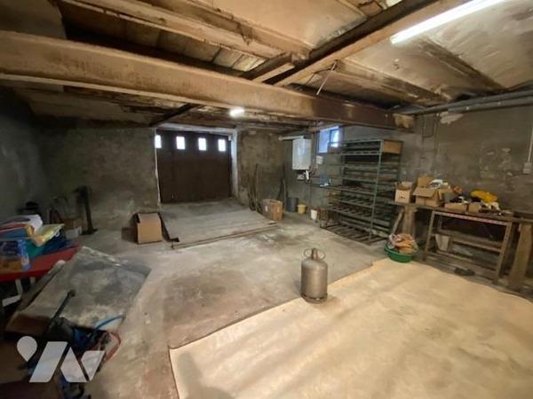 En exclusivité, maison de ville mitoyenne avec grande terrasse de 50m² environ et dépendances, da