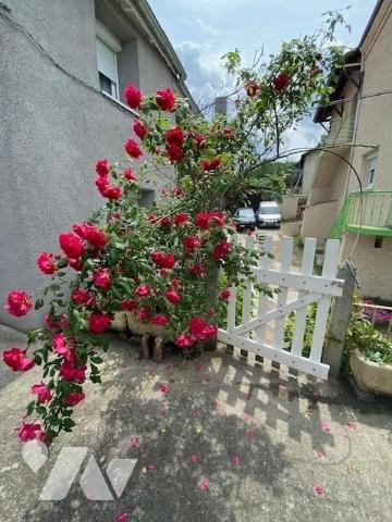 En exclusivité, maison de ville mitoyenne avec grande terrasse de 50m² environ et dépendances, da