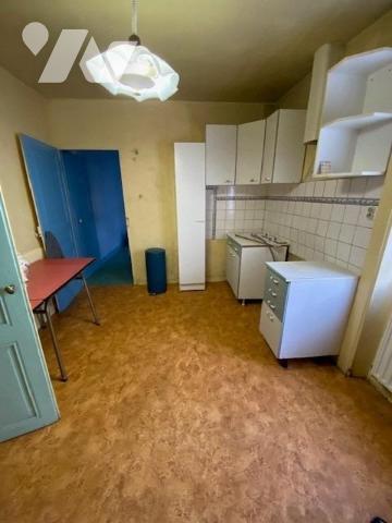 En exclusivité, maison de ville mitoyenne avec grande terrasse de 50m² environ et dépendances, da