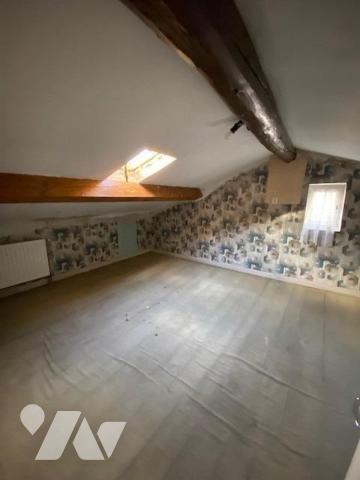 En exclusivité, maison de ville mitoyenne avec grande terrasse de 50m² environ et dépendances, da