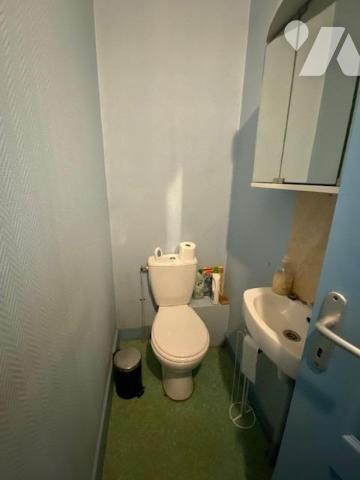 En exclusivité, maison de ville mitoyenne avec grande terrasse de 50m² environ et dépendances, da