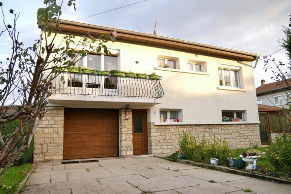 PAVILLON SUR SOUS SOL AVEC JARDIN