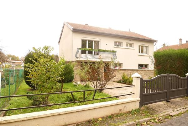 PAVILLON SUR SOUS SOL AVEC JARDIN