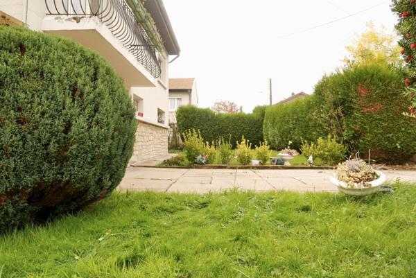 PAVILLON SUR SOUS SOL AVEC JARDIN