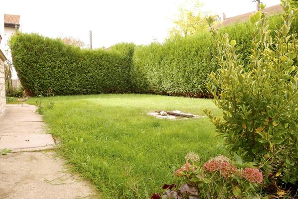 PAVILLON SUR SOUS SOL AVEC JARDIN