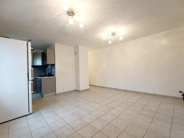 Appartement Saint Chamas 2 pièce(s) + TERRASSE ET STATIONNEMENT