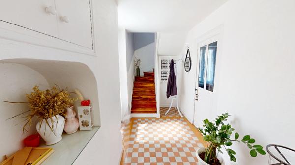 GRANDE MAISON DES ANNEES 50 EN PIERRES