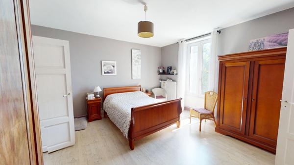 GRANDE MAISON DES ANNEES 50 EN PIERRES