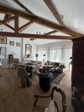 Location                                                      Appartement
                        
                     5 pièces                      130 m2                     à Salon-de-Provence