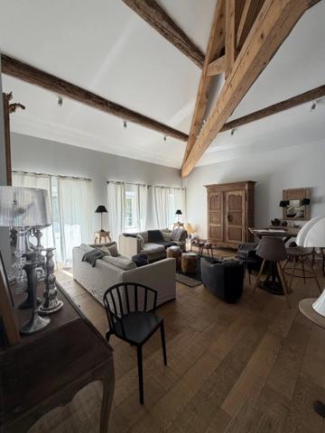 Location                                                      Appartement
                        
                     5 pièces                      130 m2                     à Salon-de-Provence