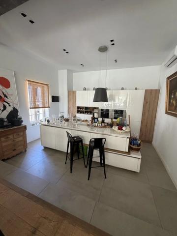 Location                                                      Appartement
                        
                     5 pièces                      130 m2                     à Salon-de-Provence
