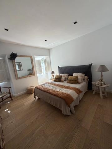 Location                                                      Appartement
                        
                     5 pièces                      130 m2                     à Salon-de-Provence