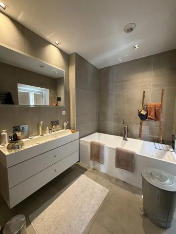 Location                                                      Appartement
                        
                     5 pièces                      130 m2                     à Salon-de-Provence