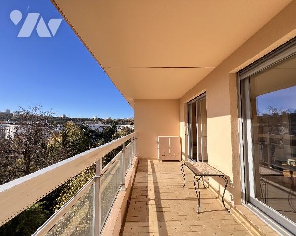 Proche place Valmy, T3 avec garage et balcon de 71,15 m² dans résidence de standing de 1981.