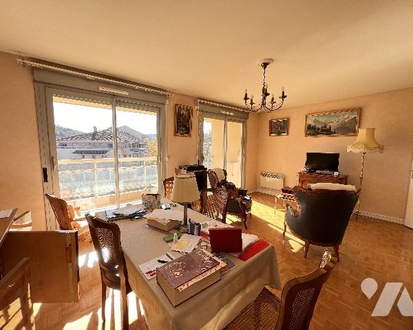 Proche place Valmy, T3 avec garage et balcon de 71,15 m² dans résidence de standing de 1981.