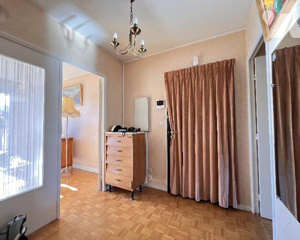 Proche place Valmy, T3 avec garage et balcon de 71,15 m² dans résidence de standing de 1981.