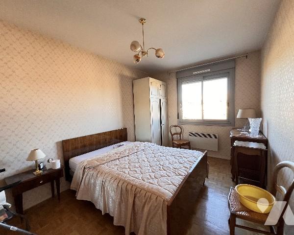 Proche place Valmy, T3 avec garage et balcon de 71,15 m² dans résidence de standing de 1981.