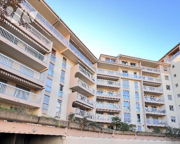 Proche place Valmy, T3 avec garage et balcon de 71,15 m² dans résidence de standing de 1981.