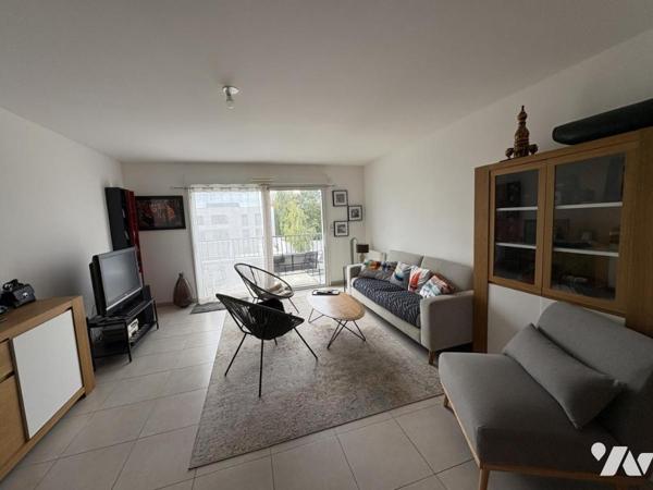 Appartement Type trois avec deux  chambres ,  balcon , un garage en sous-sol 