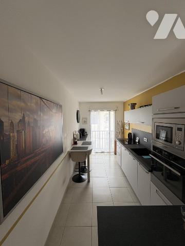 Appartement Type trois avec deux  chambres ,  balcon , un garage en sous-sol 