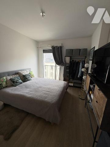 Appartement Type trois avec deux  chambres ,  balcon , un garage en sous-sol 