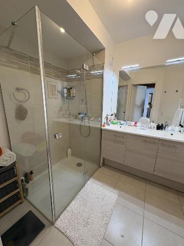 Appartement Type trois avec deux  chambres ,  balcon , un garage en sous-sol 