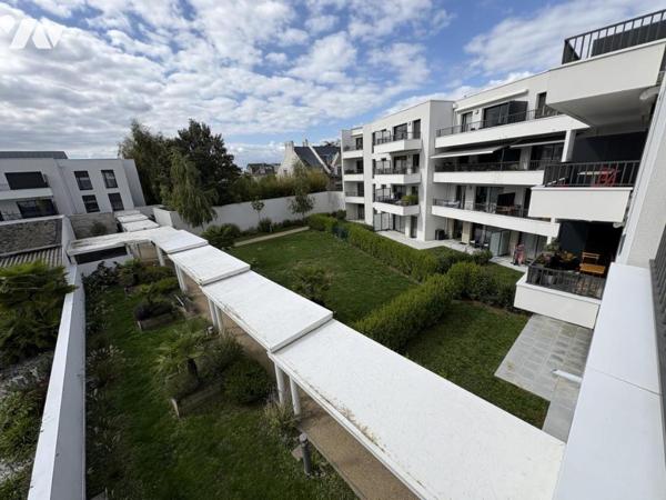 Appartement Type trois avec deux  chambres ,  balcon , un garage en sous-sol 