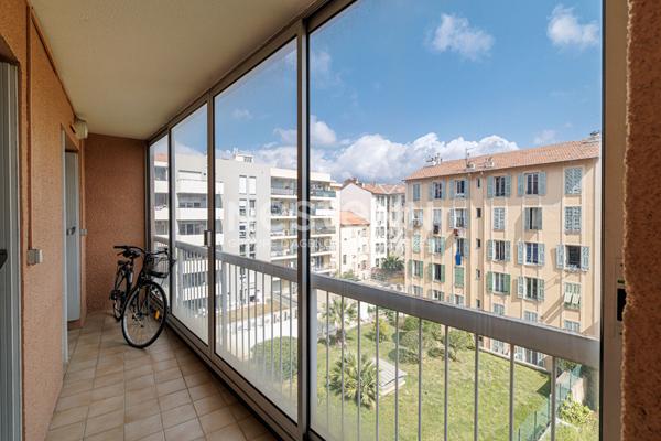 Appartement 4 pièces avec terrasse et parking en sus à vendre à Nice Riquier - Vue dégagée, calme et lumineux