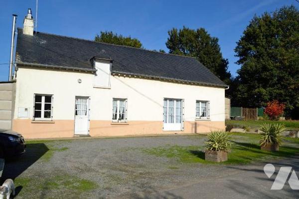 Située à seulement 5 minutes de Bruz, aux portes de l'agglomération, cette maison en pierres et...