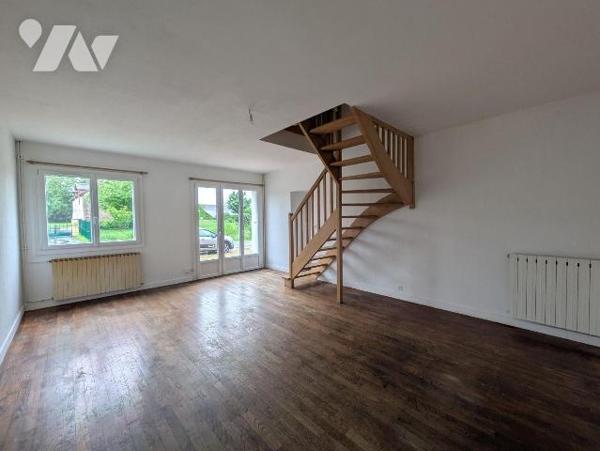 Située à seulement 5 minutes de Bruz, aux portes de l'agglomération, cette maison en pierres et...