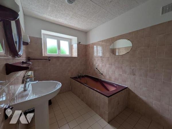 Située à seulement 5 minutes de Bruz, aux portes de l'agglomération, cette maison en pierres et...