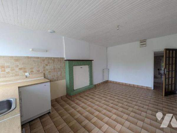 Située à seulement 5 minutes de Bruz, aux portes de l'agglomération, cette maison en pierres et...