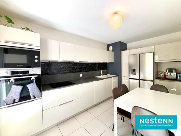 T3, TRAVERSANT, PROCHE MONTCHAT, PARKING, 2 BALCONS