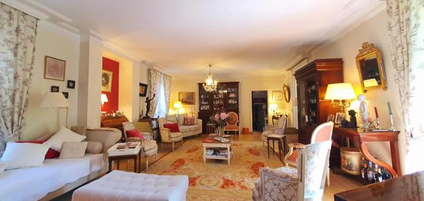 MAISON DE CARACTÈRE de 292 m2 , BELLE DEMEURE FAMILIALE , 7 CHAMBRES , TERRAIN de 2110 m2 en grande partie constructible.