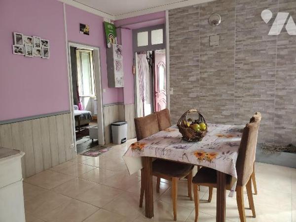 Maison à vendre à Châtelus-Malvaleix (23270) en Creuse (23) comprenant : 
Au rez-de-chaussée :...