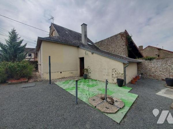 Maison à vendre à Châtelus-Malvaleix (23270) en Creuse (23) comprenant : 
Au rez-de-chaussée :...