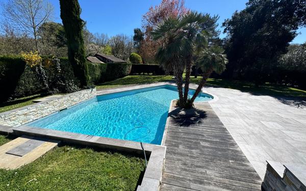 Maison à vendre    5 pièces • 238 m2 Idron