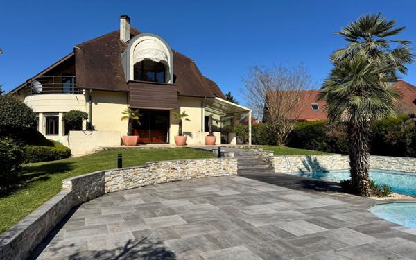 Maison à vendre    5 pièces • 238 m2 Idron